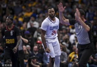 而是队员们 而是队员们