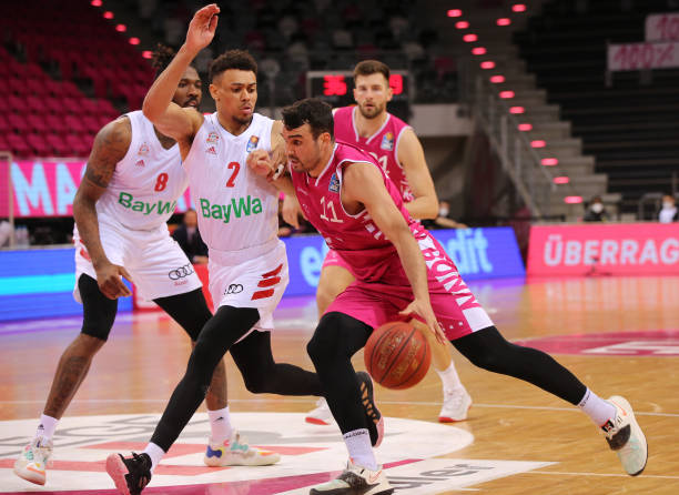 表现吸引了 表现吸引了